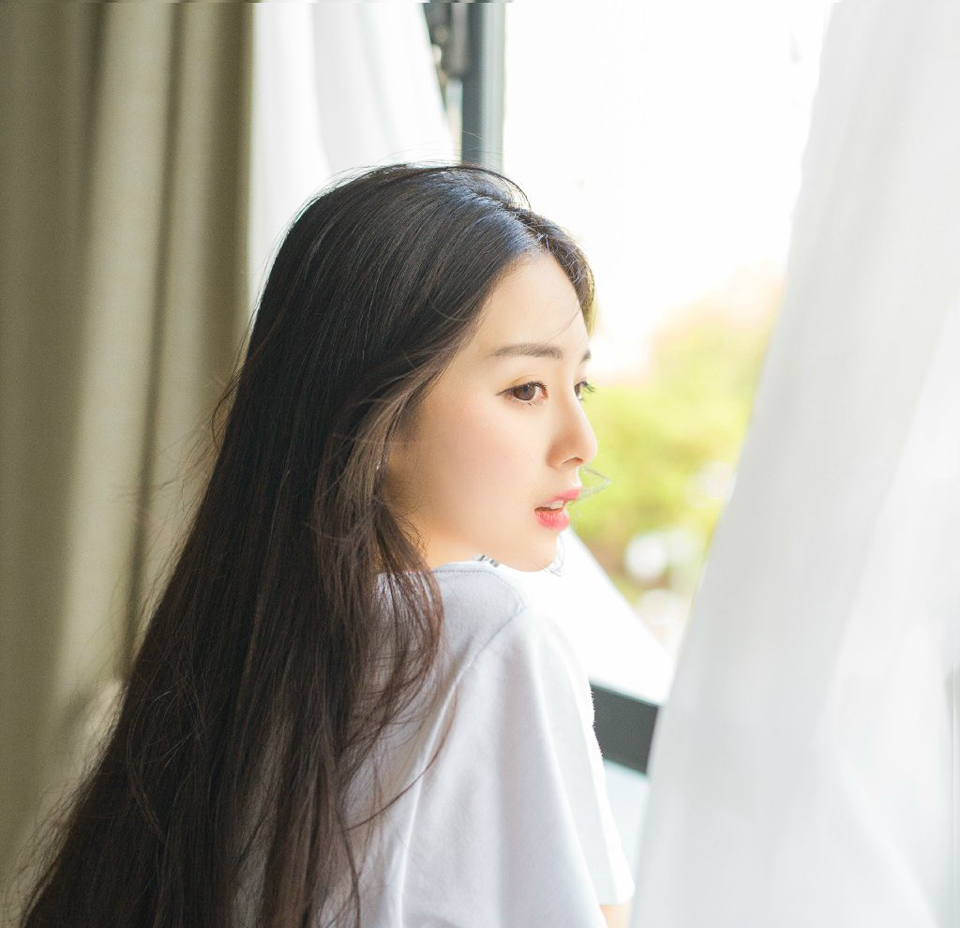 你是我此生铭记的过客良人，我却不过是你转身即忘的红尘路人。